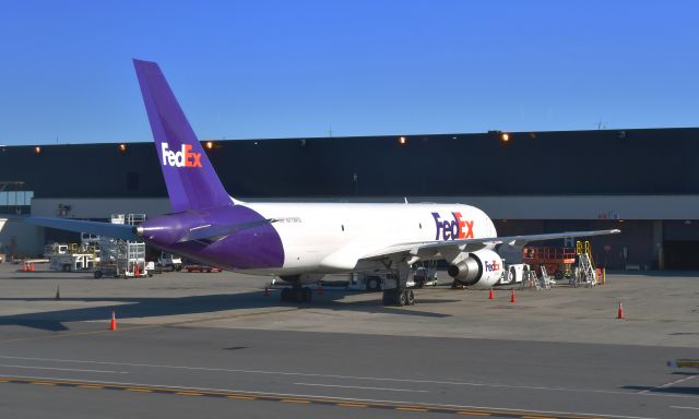 Boeing 757-200 (N778FD) - FedEx Boeing 757-222(SF) N778FD in Boston 