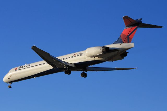 McDonnell Douglas MD-90 (N954DN)