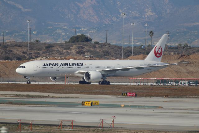 BOEING 777-300ER (JA737J)