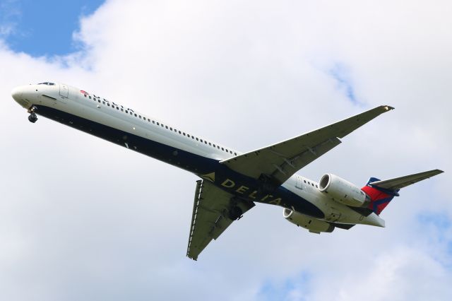 McDonnell Douglas MD-90 (N936DN)