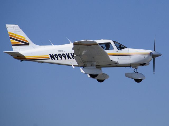 Piper Cherokee (N999KK) - Piper PA-28 Cherokee Landing runway three-zero, Merced Regional Airport (KMCE)