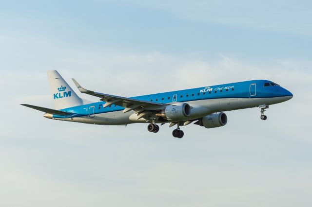 Embraer ERJ-190 (PH-EZE) - WAW SPOTTING