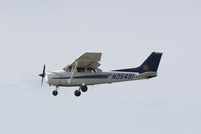 Cessna Skyhawk (N35491) - Cessna Skyhawk (N35491) arrives at Venice Municipal Airport