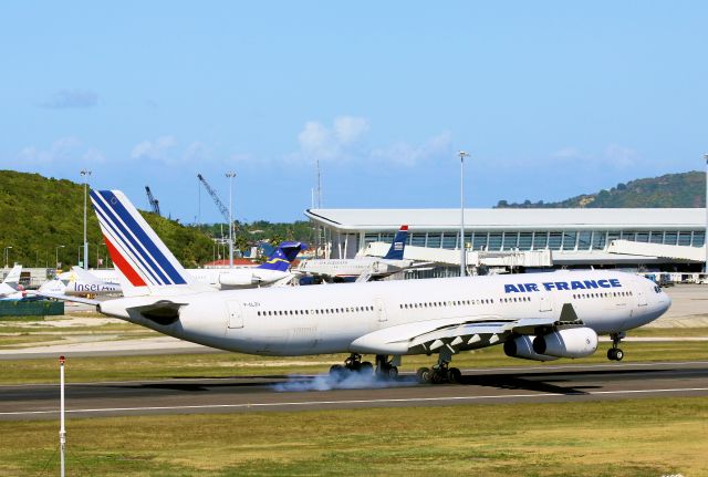 Airbus A340-300 (F-GLZU)