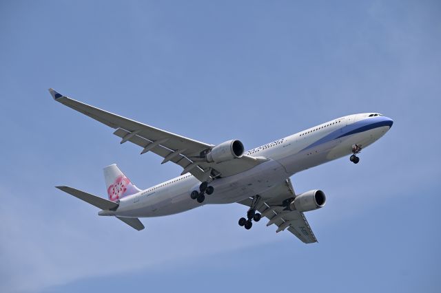 Airbus A330-300 (B-18359) - 27.Apr.2025br /Landing at RWY22(B).br /The photo was taken at Jonanjima Seaside Park.