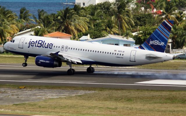 Airbus A320 (N651JB)