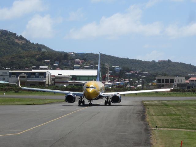 BOEING 737-400 (C-GYQV)