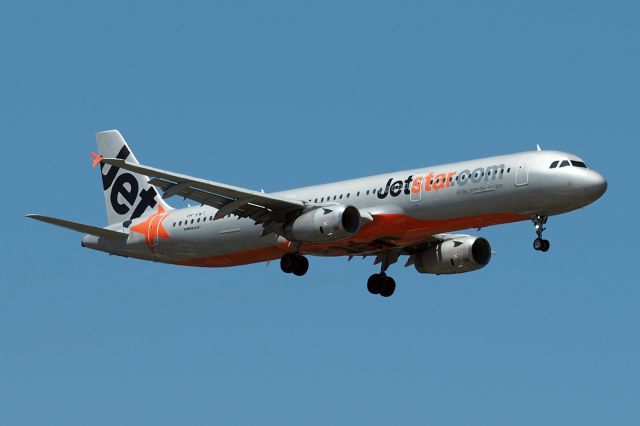 Airbus A321 (VH-VWT) - Airbus A321-231. Jetstar Airways VH-VWT final rwy 21 YPPH 11 December 2022