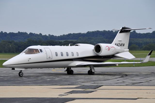 Learjet 60 (N424KW) - Seen at KFDK on 9/8/2009.    <a href="http://discussions.flightaware.com/profile.php?mode=viewprofile&u=269247">  Profile</a>