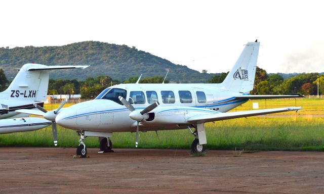 Piper Navajo (ZS-ODF) - Piper PA-31-350 Navajo Chieftain ZS-ODF in Pretoria 