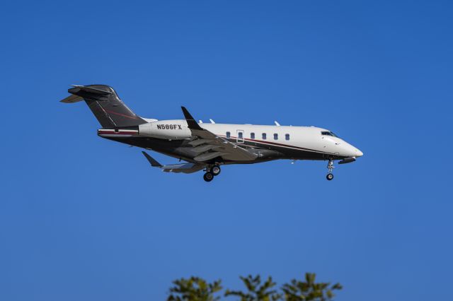 Canadair Challenger 350 (N586FX)