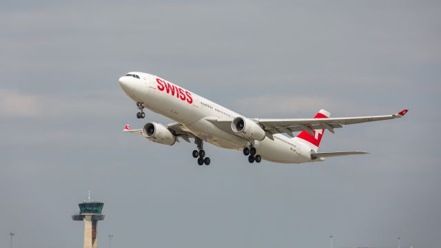 Airbus A330-300 (HB-JHF)