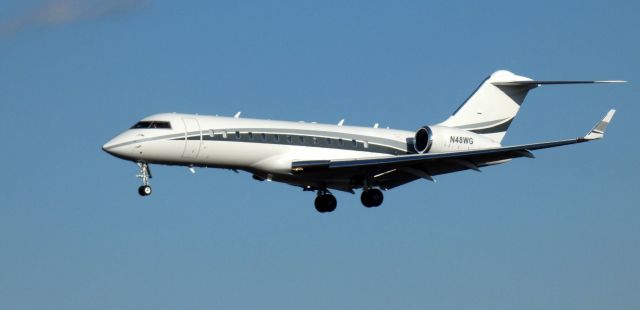 Bombardier Global Express (N48WG) - On short final is this 2004, refurbished 2018 Bombardier Global Express 6000 in the Winter of 2022.