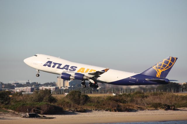 Boeing 747-400 (N429MC)