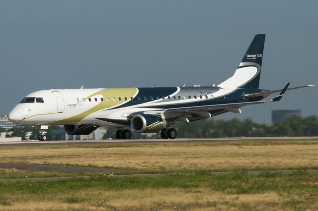 Embraer ERJ-190 (PT-TOE) - Embraer Lineage 1000 in House Livery