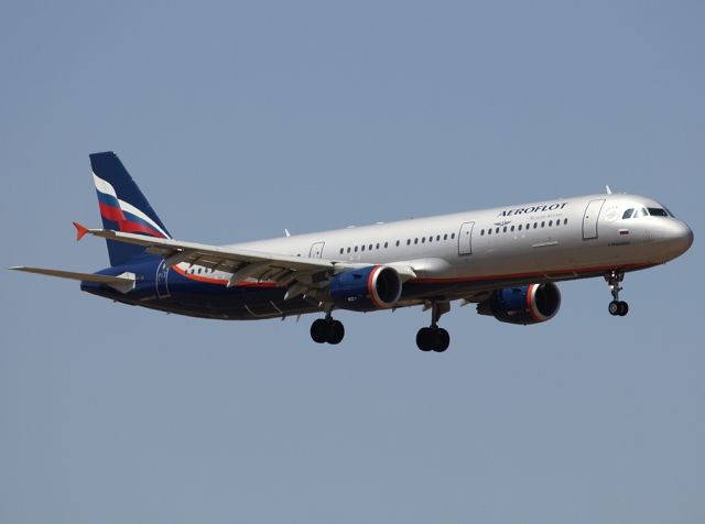 Airbus A321 (VQ-BOH) - Landing on 03L,19/8/2013