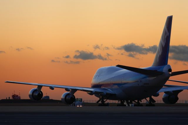 Boeing 747-400 (JA8964)