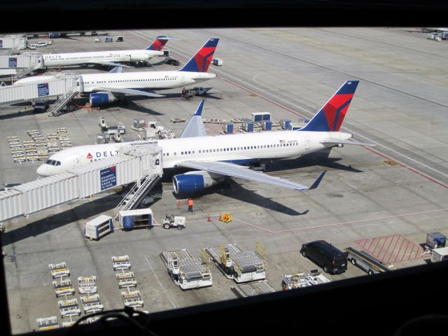 Boeing 757-200 (N689DL)