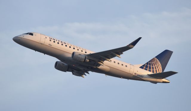 Embraer 175 (N153SY) - Departing LAX