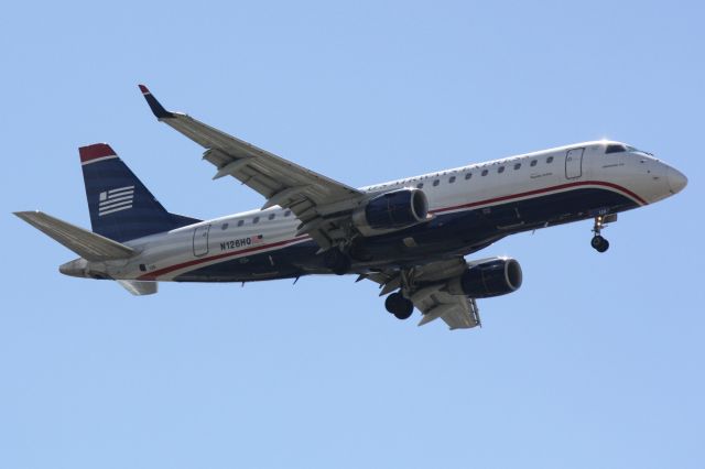 Embraer 170/175 (N128HQ) - US Air Flight 3327 operated by Republic (N128HQ) on approach to Sarasota-Bradenton International Airport following a flight from Reagan National Airport