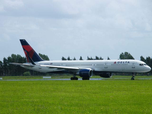 Boeing 757-200 (N712TW) - N712TW B757 DELTA EINN 07/06/14