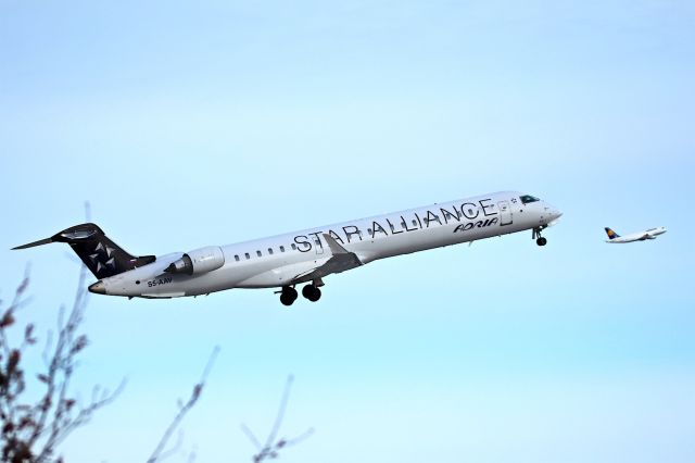 Canadair Regional Jet CRJ-900 (S5-AAV)