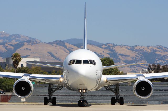 BOEING 767-200 (N767MW)