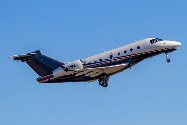 Embraer Legacy 450 (N421FX)