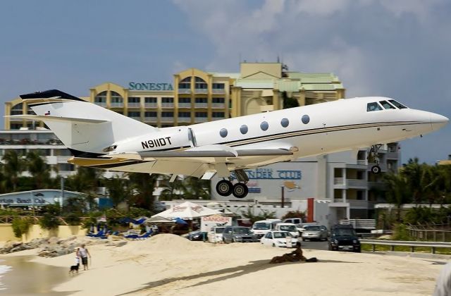 Dassault Falcon 20 (N911DT) - N911DT very low over maho beach at TNCM