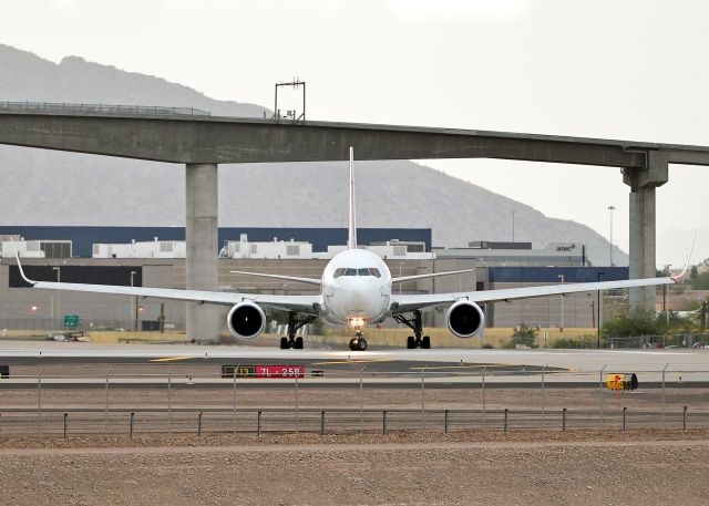 BOEING 767-300 (N588HA)