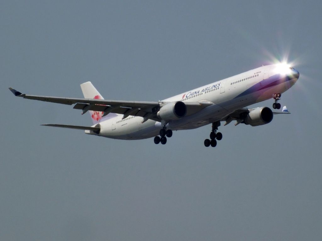 Airbus A330-300 (B-18306)