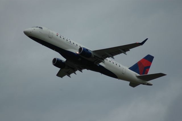 Embraer 170/175 (N201JQ) - this E-170 just took off from runway 18C on a over cast evening