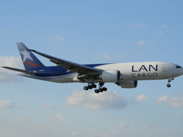 BOEING 777-200LR (N774LA)
