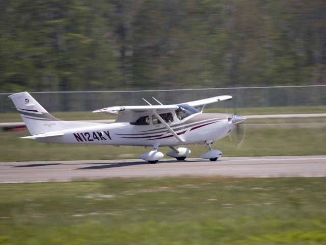 Cessna Skylane (N124KY) - Landing runway 22.