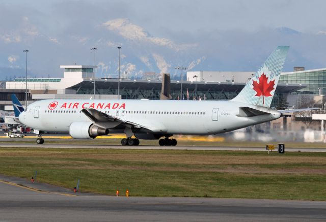 BOEING 767-300 (C-GHLU)