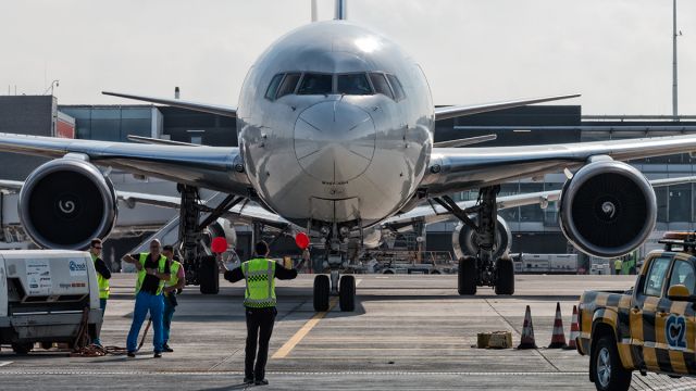 BOEING 767-400 (N843MH)