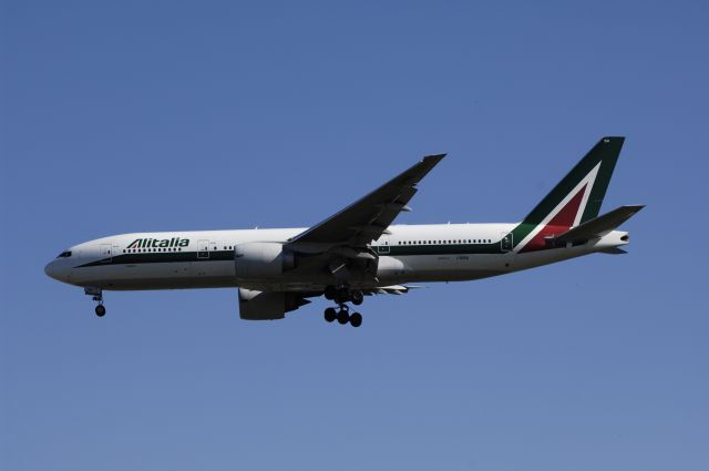 Boeing 777-200 (I-DISA) - Final Approach to Narita Intl Airport R/W34L on 2012/11/04