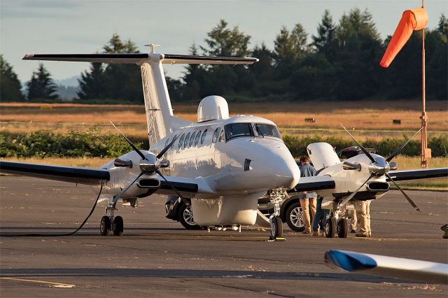 Beechcraft Super King Air 300 (N356ER) - preparing for their night flight