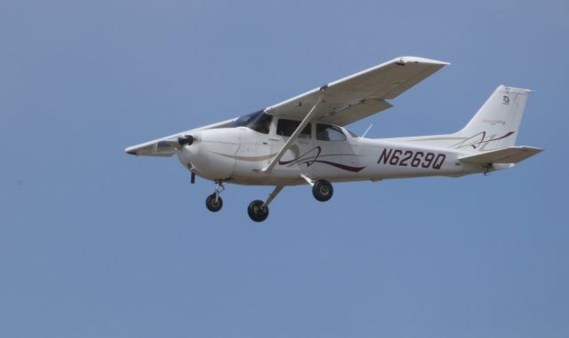 Cessna Skyhawk (N6269Q) - On final is this 2008 Cessna Skyhawk SP in the Spring of 2019.