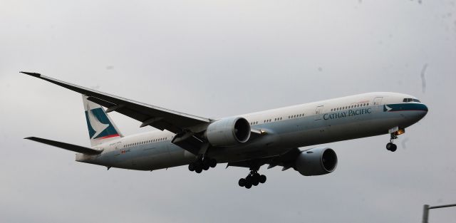 Boeing 777-200 (B-KPY) - Taken from T5 landing on 09L