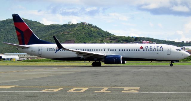 Boeing 737-900 (N888DU)