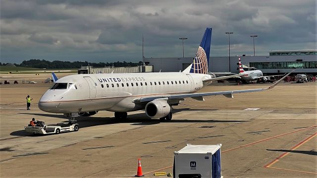 Embraer 175 (N87353) - UA/YV6050 to IAH