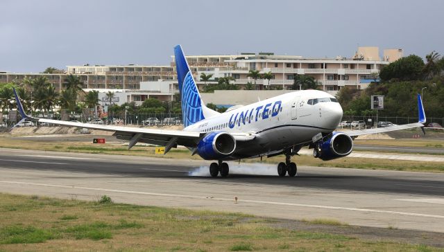 Boeing 737-700 (N16703)