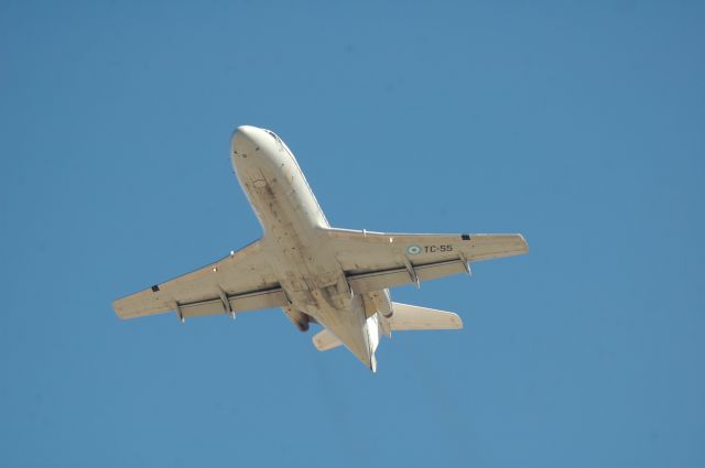 — — - Fokker F28 Fuerza Aérea Argentina