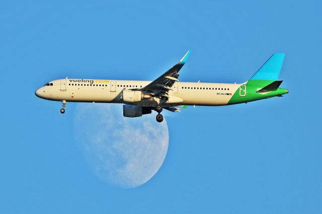 Airbus A321 (EC-NLV) - Approaching Orly. Passage in front of the Moon above the town of Villebon. Seen from my house on the south side.