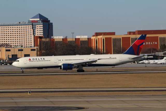 BOEING 767-400 (N833MH)