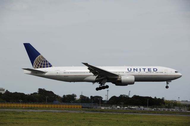 Boeing 777-200 (N206UA) - Final Approach to Narita Intl Airport Rwy16R on 2013/08/20