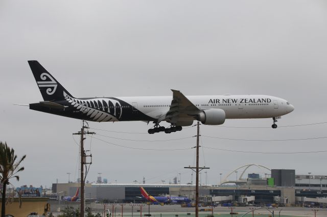 BOEING 777-300ER (ZK-OKS)