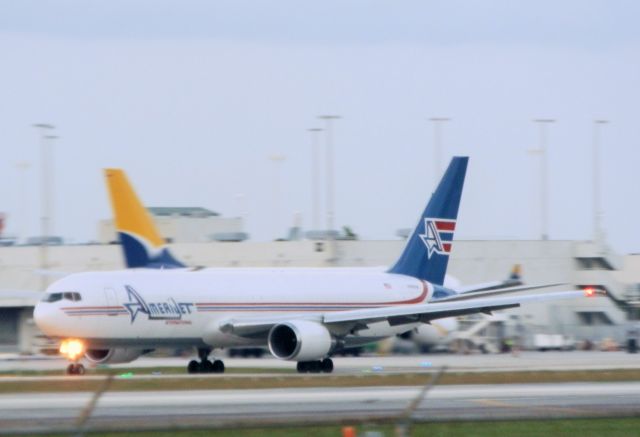 BOEING 767-300 (N316CM)