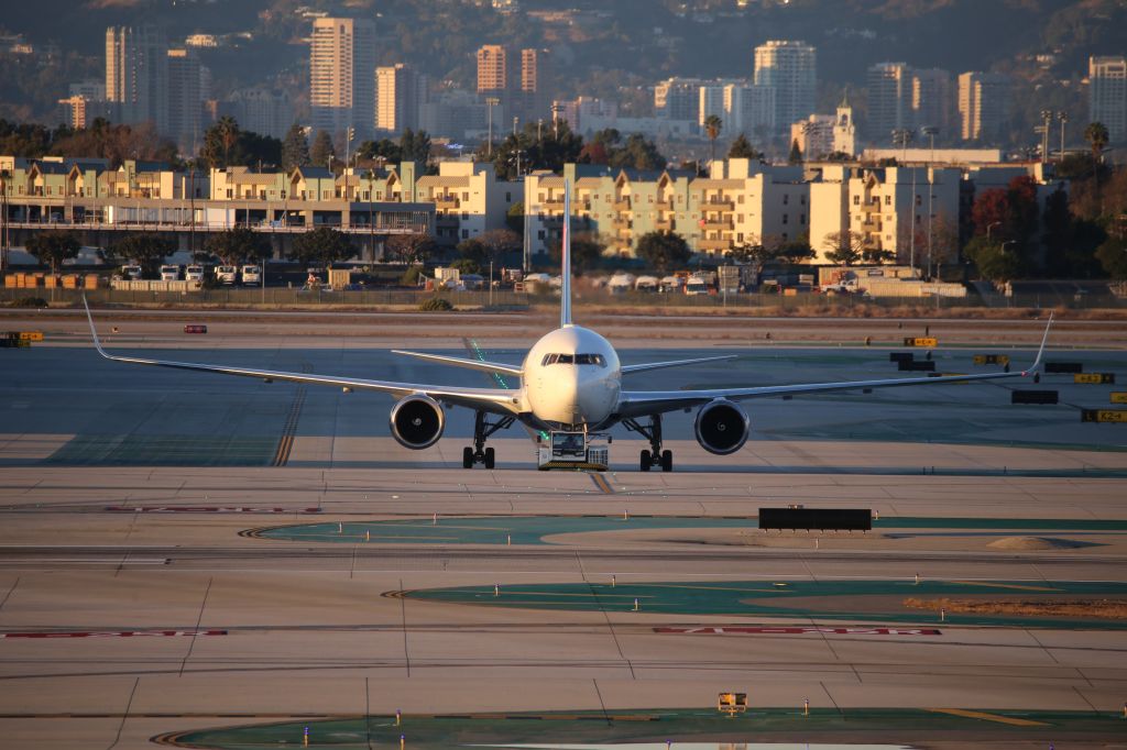 BOEING 767-300 (N1602)